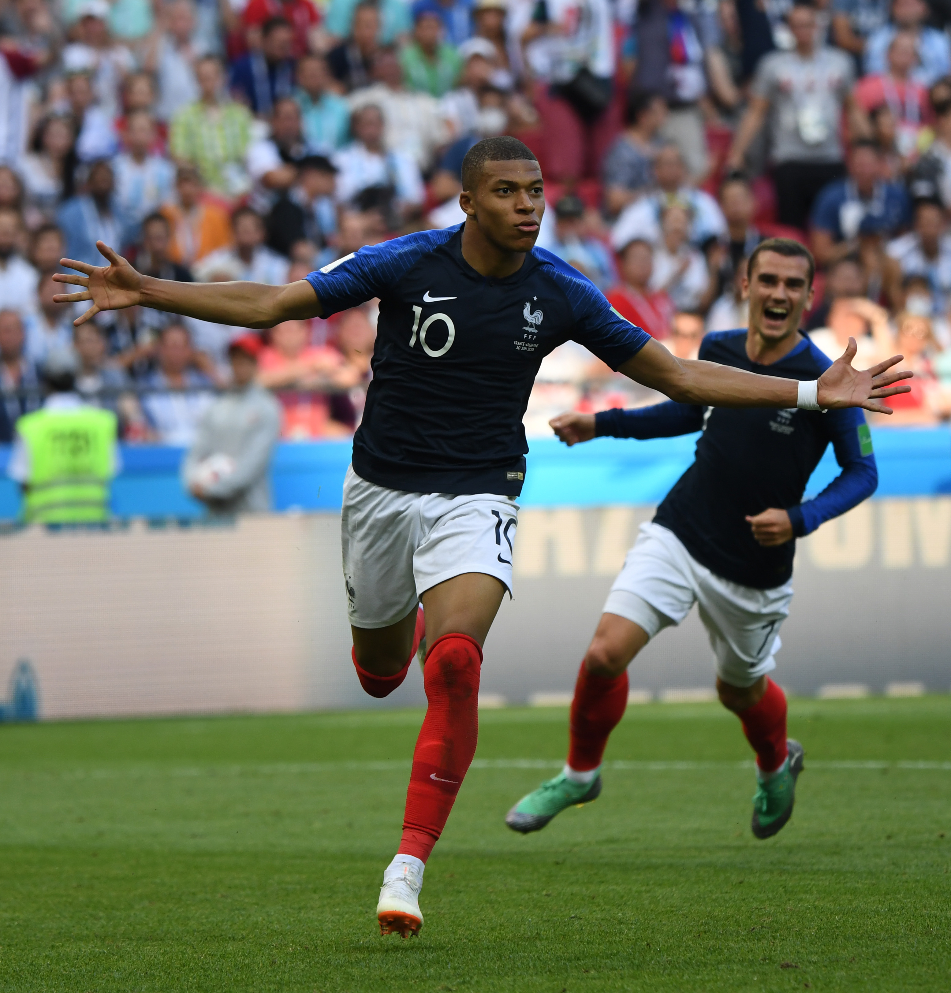 媒体人：中国女足有必要请洋帅吗，面上是孙雯管，实际是谁？（媒体人质疑：中国女足是否该聘请外籍主帅？表面由孙雯主管，真正拍板者是谁？）