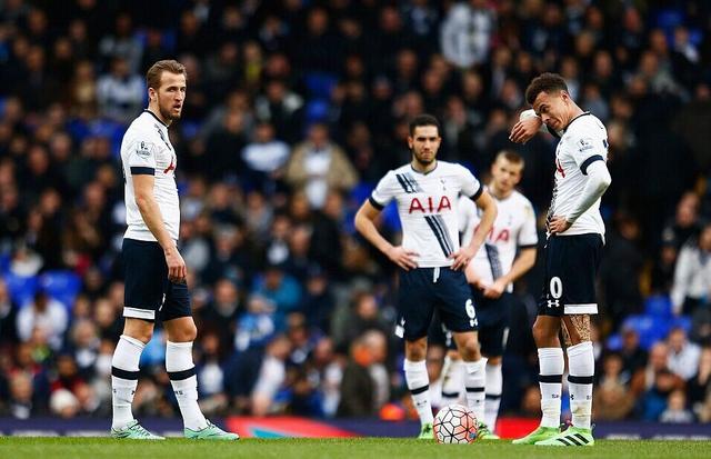 水晶宫与斯特拉斯堡赛前，维埃拉现身法国酒吧和球迷一起观战（水晶宫vs斯特拉斯堡开战前，维埃拉现身法国酒吧与球迷同看比赛）