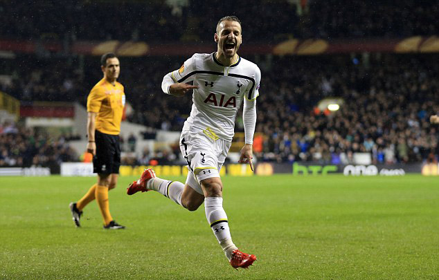 卡拉布里亚欧联攻入制胜球！挑球扣过对手+外脚背撩射一气呵成（欧联赛场卡拉布里亚制胜一击：挑球过人后外脚背劲射，一气呵成）