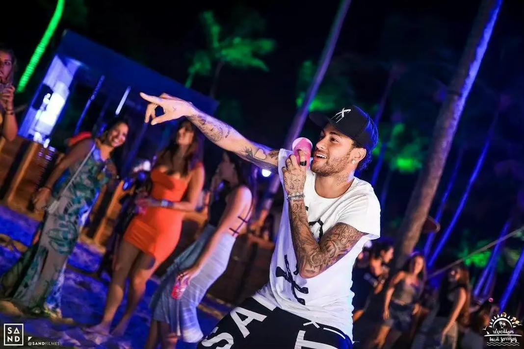 足球曝英超多队将出售核心以平衡财政（英超多队为平衡财务拟出售主力球员）