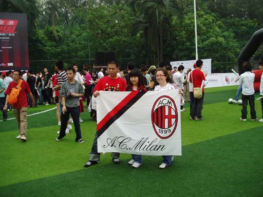 因右踝发炎，朗尼克取消了担任阿森纳vs拜仁解说嘉宾的计划（右踝发炎，朗尼克退出阿森纳对拜仁解说席）