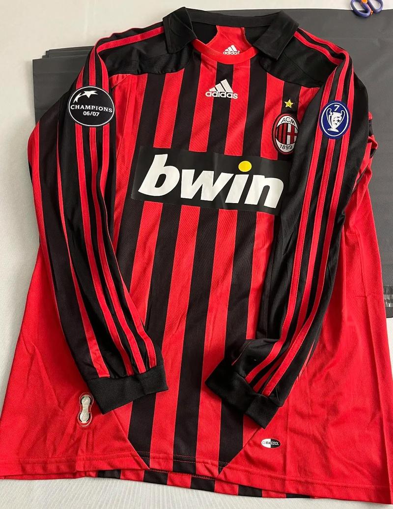 极致空气动力学 1997年迈凯伦梅赛德斯F1车队的Actros 2557运输车（空气动力学巅峰：1997年迈凯伦-梅赛德斯F1车队Actros 2557运输车）