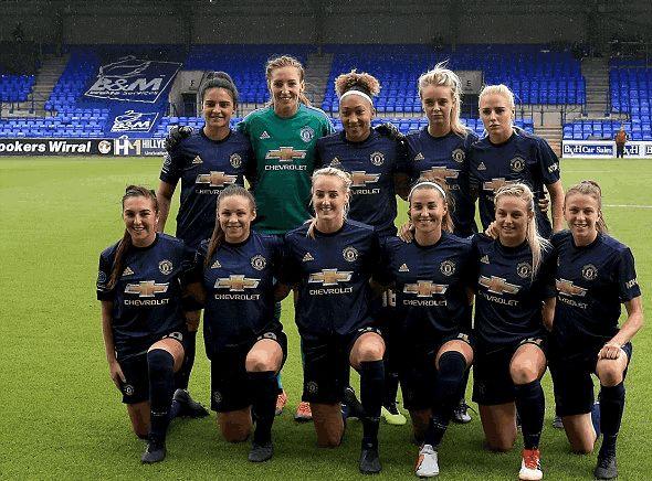 帕尔特伊听证会法院外，有抗议者举横幅批评阿森纳不作为（帕尔特伊听证会期间，法院外示威者打出横幅抨击阿森纳不作为）