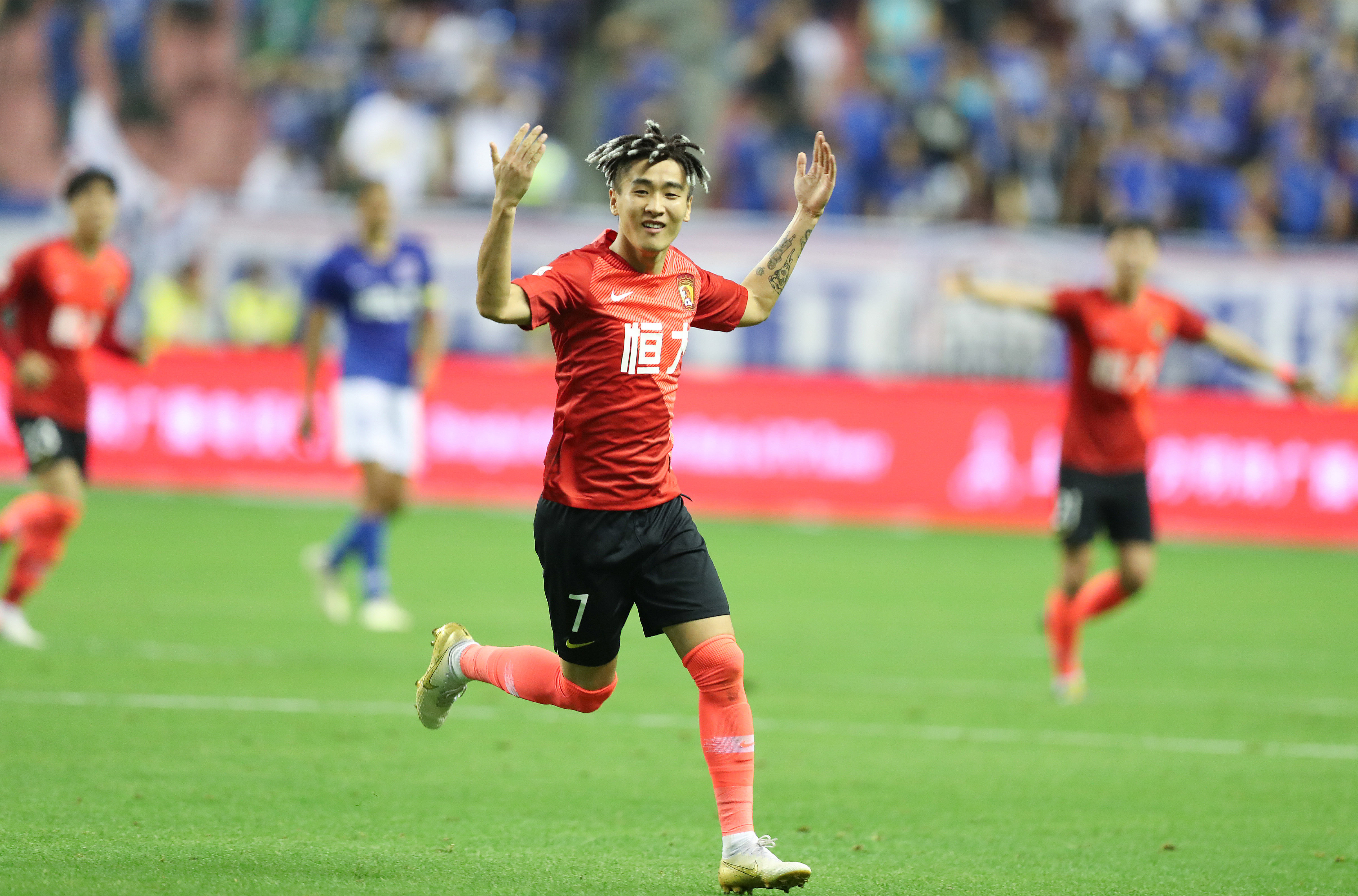 拉维亚开赛8分钟离场，球迷：他是我见过最易受伤的球员之一（拉维亚开场仅8分钟伤退，球迷无奈：堪称我见过最容易受伤的球员之一）