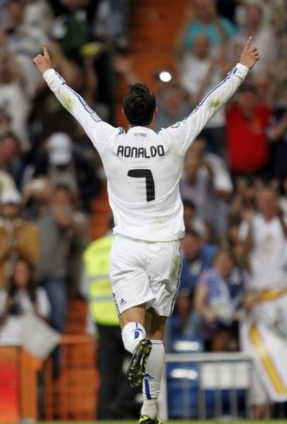 “封神”助力续航绿茵梦想，新鹏城与台铃举行车辆交付仪式