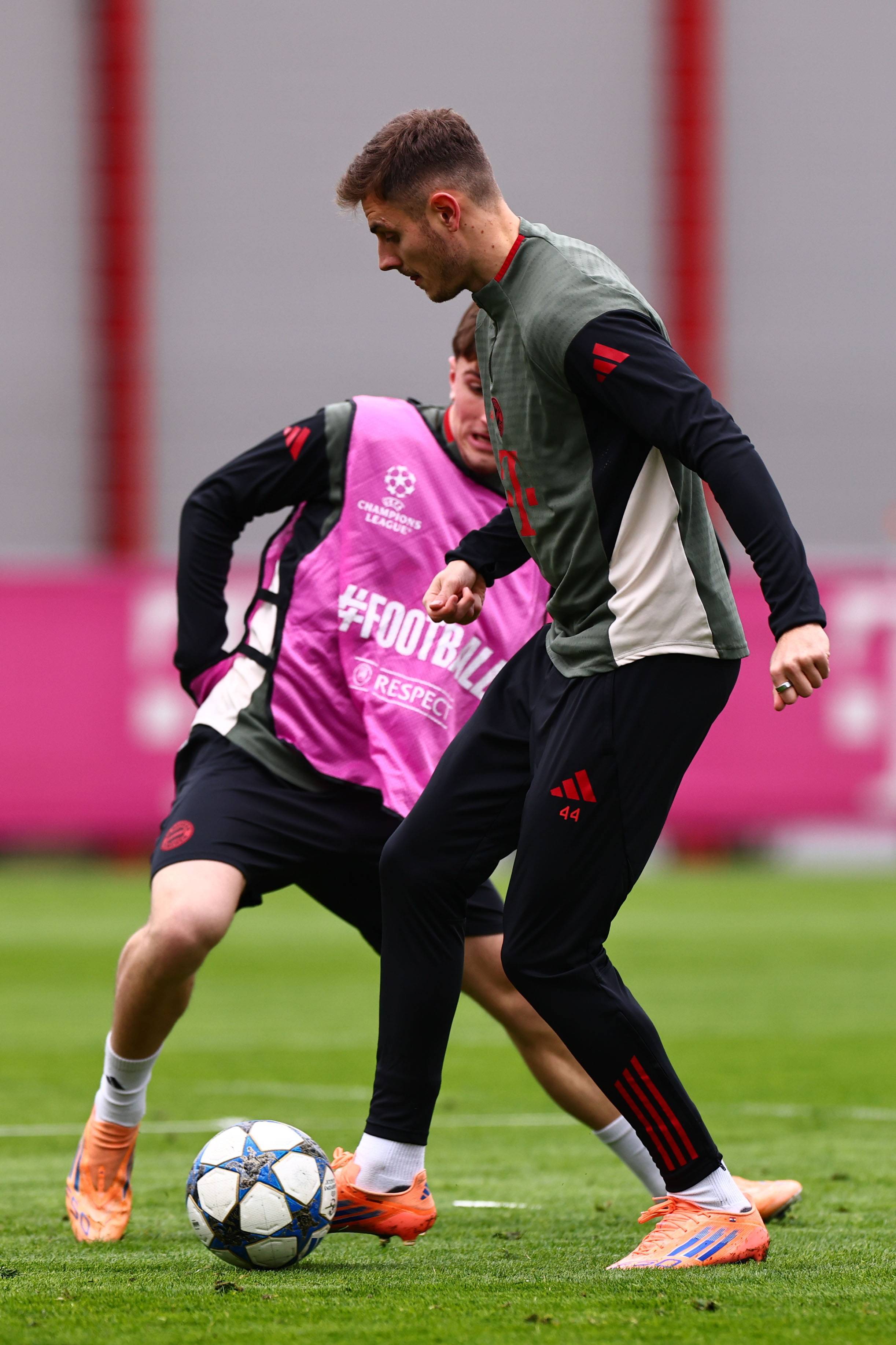 莱万传记：巴萨曾要求停止进球，不然需付给拜仁250万奖金