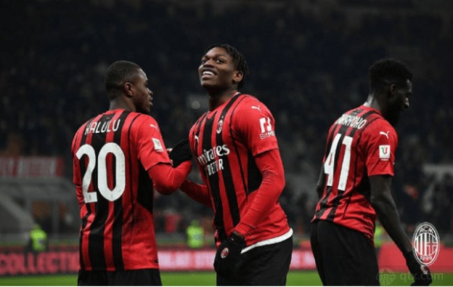 男子下棋时吸烟不慎引燃衣物（男子对弈抽烟失手点燃衣服）