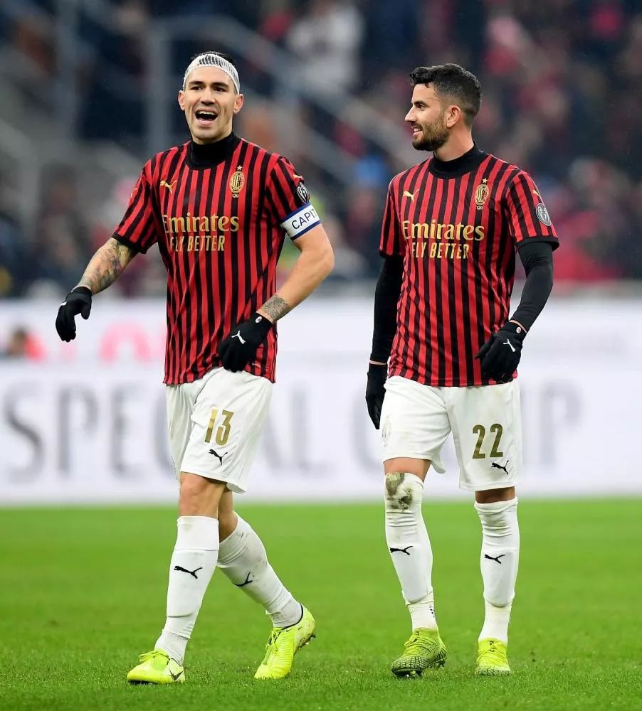 科里纳：正讨论足球中教练喊暂停的可能性，努力寻找解决方案（科里纳：探讨在足球比赛引入教练暂停，正积极寻求可行方案）